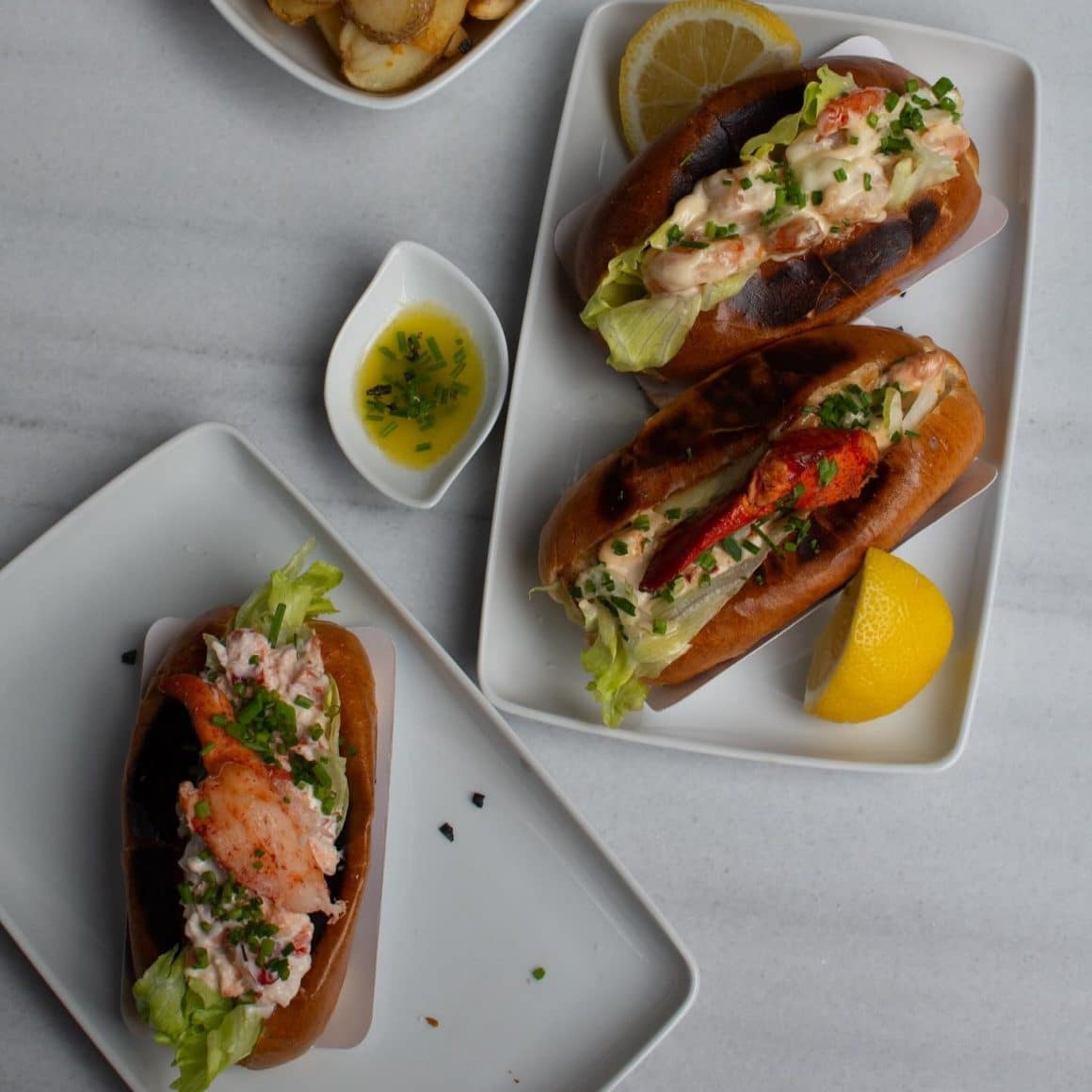 3 lobster rolls de la Bistro marm fotografiate de sus