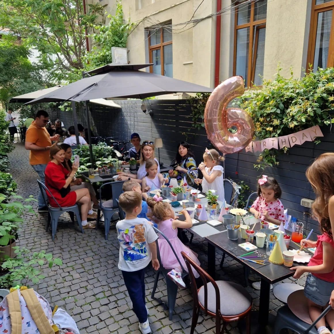 mai multi copii in curte la Ceramic Cafe, la o petrecere aniversara. restaurante și terase child friendly București