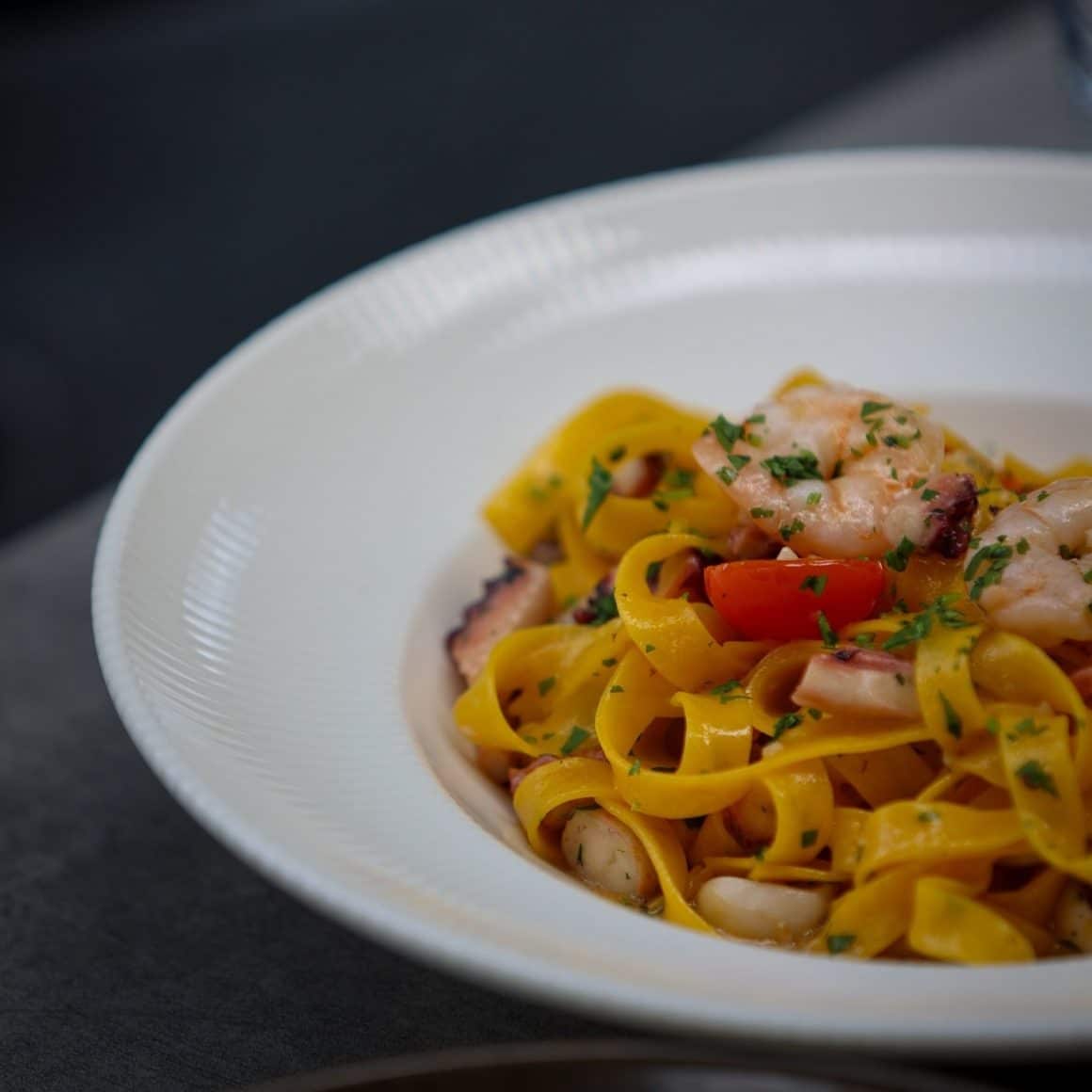 close up farfurie cu tagliatelle cu fructe de mare de la Haute Pepper. Restaurante cu fructe de mare București