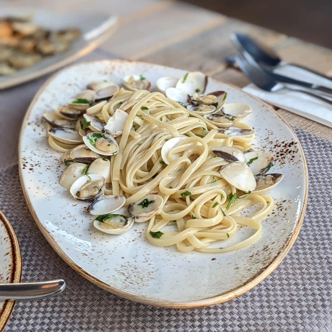 paste cu scoiti de la restaurant Sardin. Restaurante cu fructe de mare București