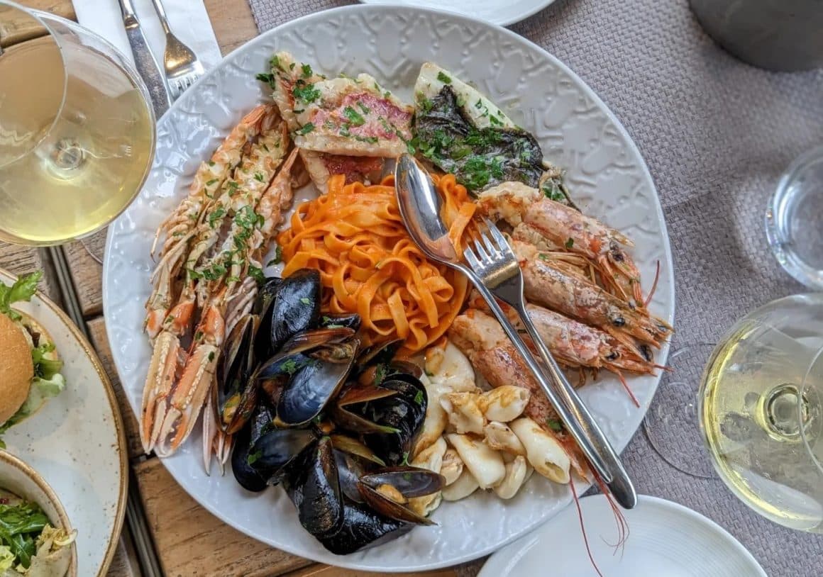 farfurie mare, fotografiata de susm cu paste cu fructe de mare (calamarm, langostini, scoici, calamar). la Sardin Restaurante cu fructe de mare București