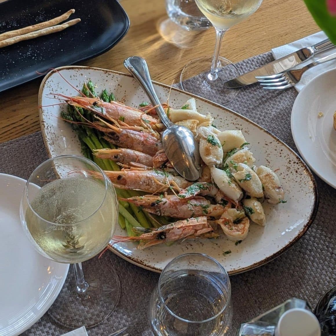 platou cu creveti si calamari de la Sardin București