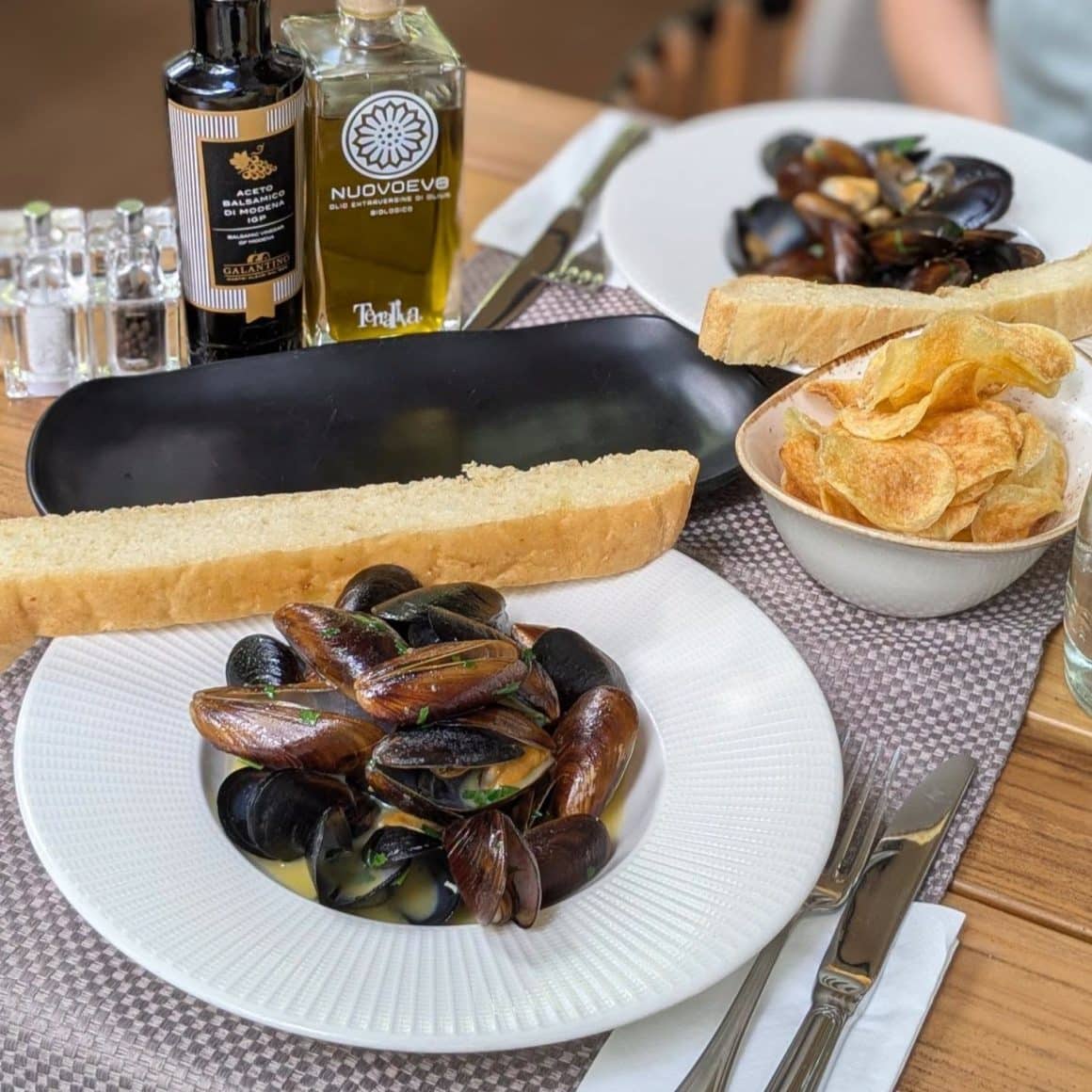 MIDII Bio de Marea Neagră
SOS de vin cu unt și usturoi
FOCACCIA, să ai ce înmuia în sosul de vin
CHIPSURI de cartofi prăjiți
BULE fine reci metodă tradițională