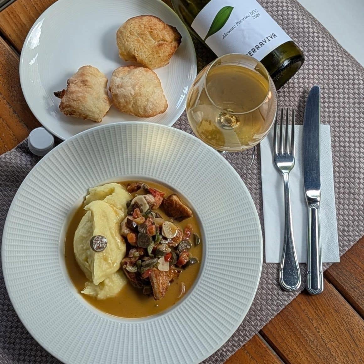 Ricciola. Pește de captură di Italia, servit la Sardin București, unul din cele mai bune restaurante cu fructe de mare din București