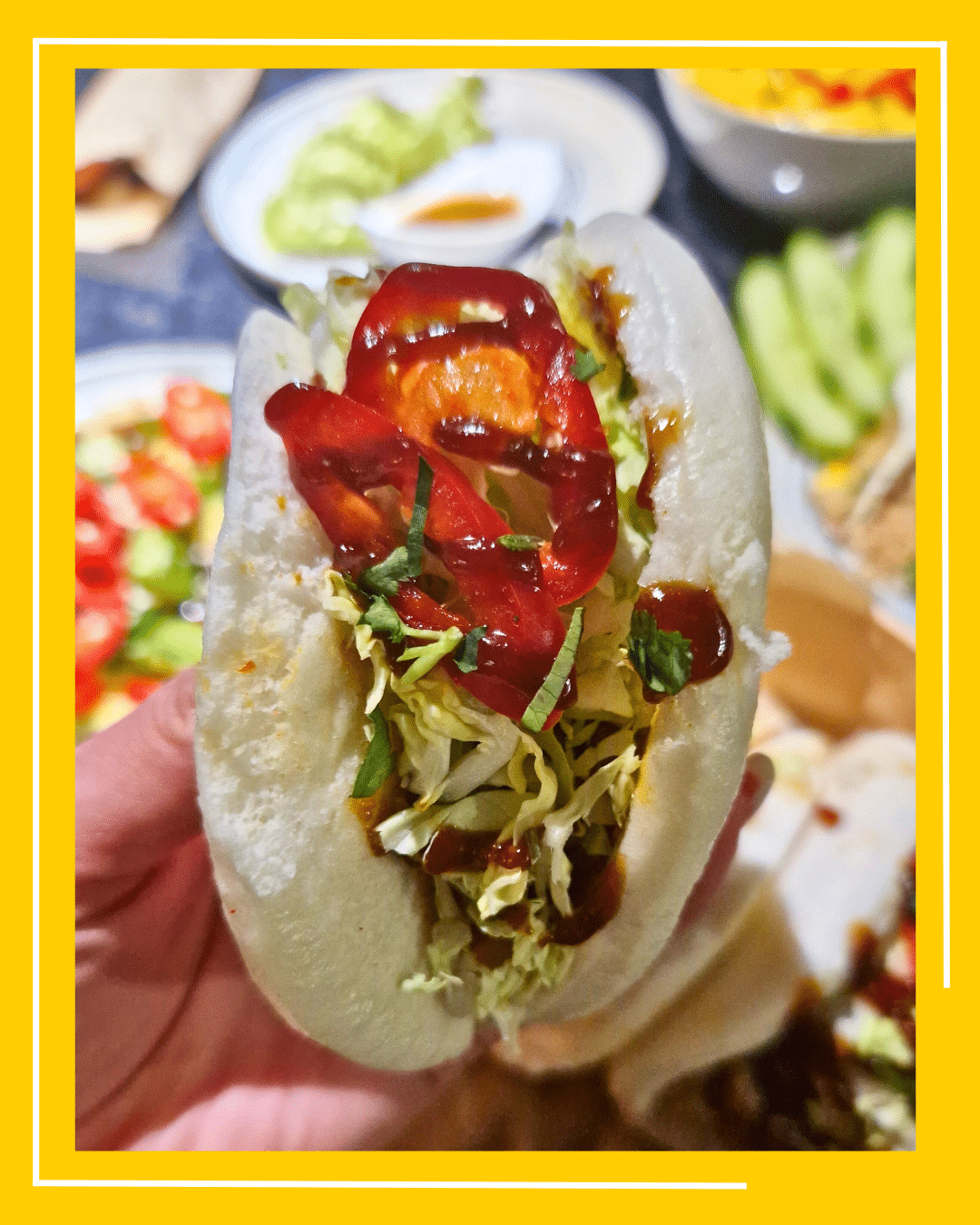 Bao Buns cu pulled pork – pulled pork, varză napa, castravete, kimchi, ceapă, coriandru, chilli și hoisin