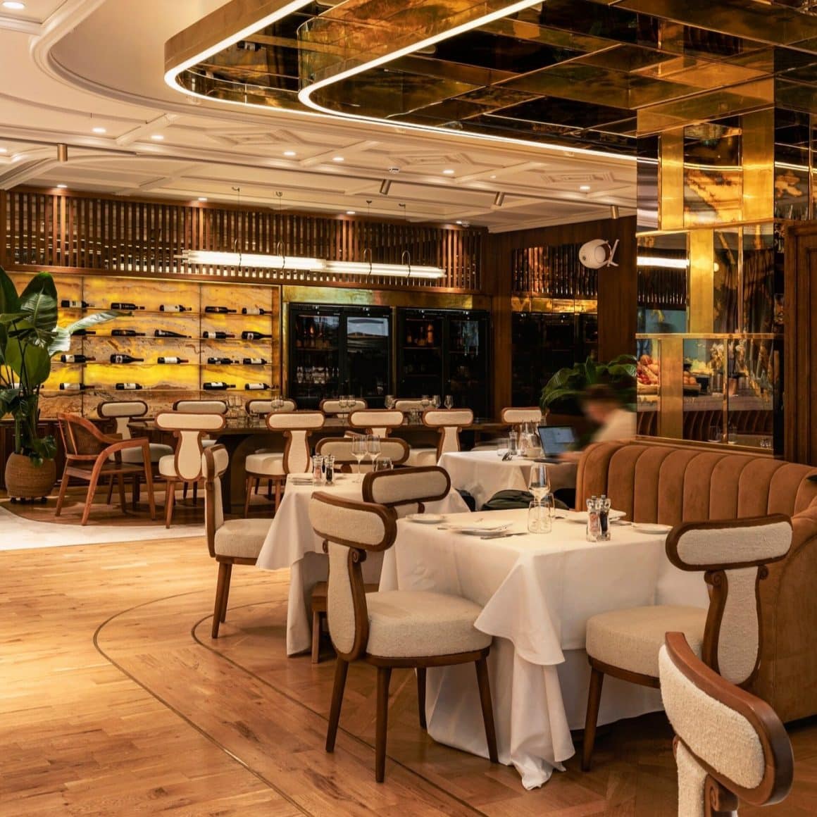 Salon Akos Restaurant, cu vinotecă iluminată și design sofisticat, continuare a teraselor Herăstrău elegante.