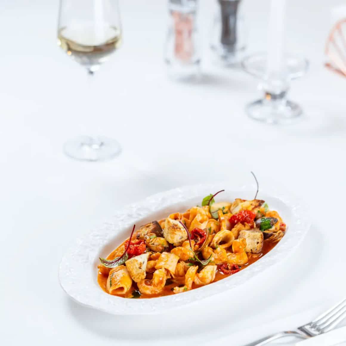 Cioppino, tocanita cu fructe de mare de la Akosm unul in cele mai bune restaurante cu fructe de mare din București