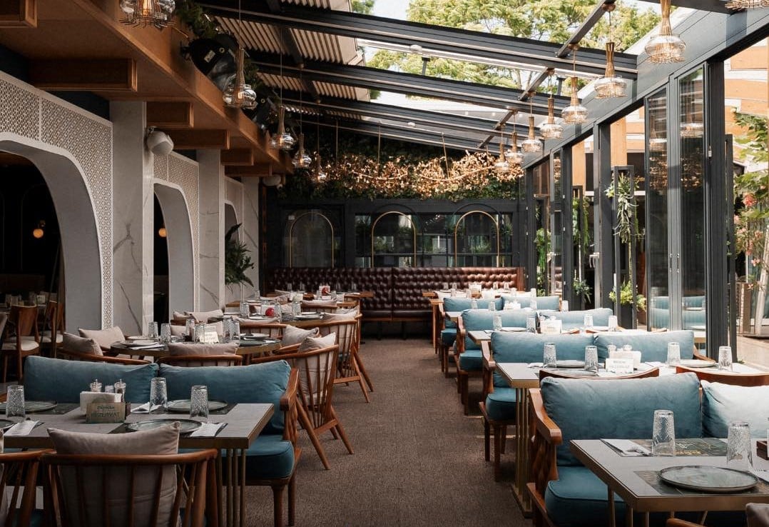 Interior luminos Duman Herăstrău, cu acoperiș de sticlă și decor oriental modern, una dintre cele mai elegante terase Herăstrău.