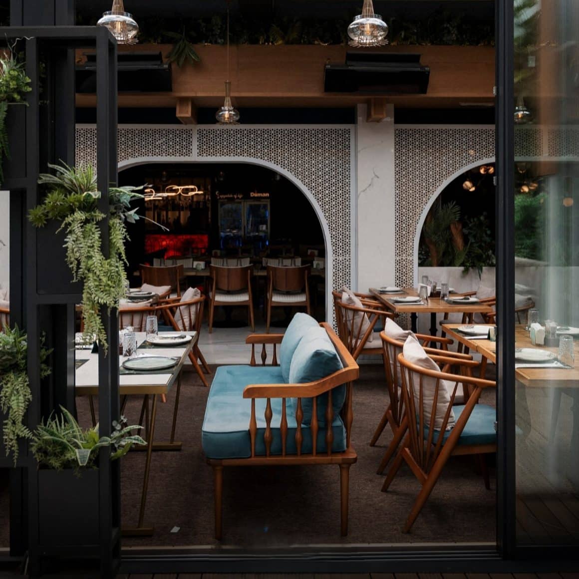 Terasa Duman Herăstrău, design modern cu accente orientale și mobilier confortabil, perfectă pentru cină pe malul lacului.