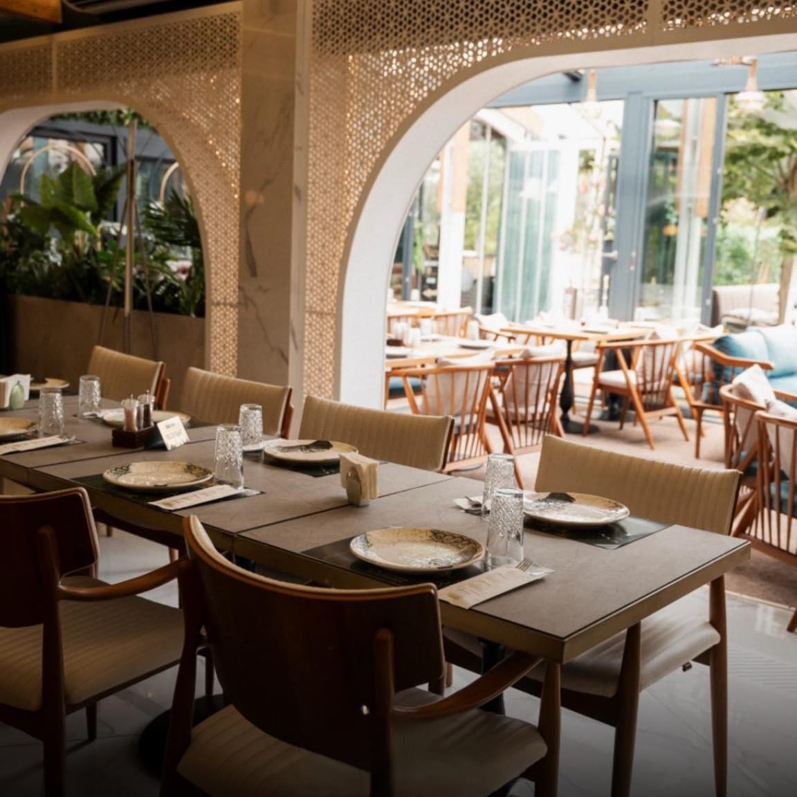 Masă aranjată la Duman Herăstrău, cu detalii orientale și vedere spre terasa deschisă din Herăstrău.