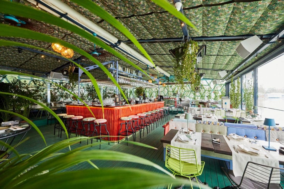 Interior terasa Fratelli Herăstrău, bar roșu vibrant și decor tropical, una dintre cele mai spectaculoase terase Herăstrău.