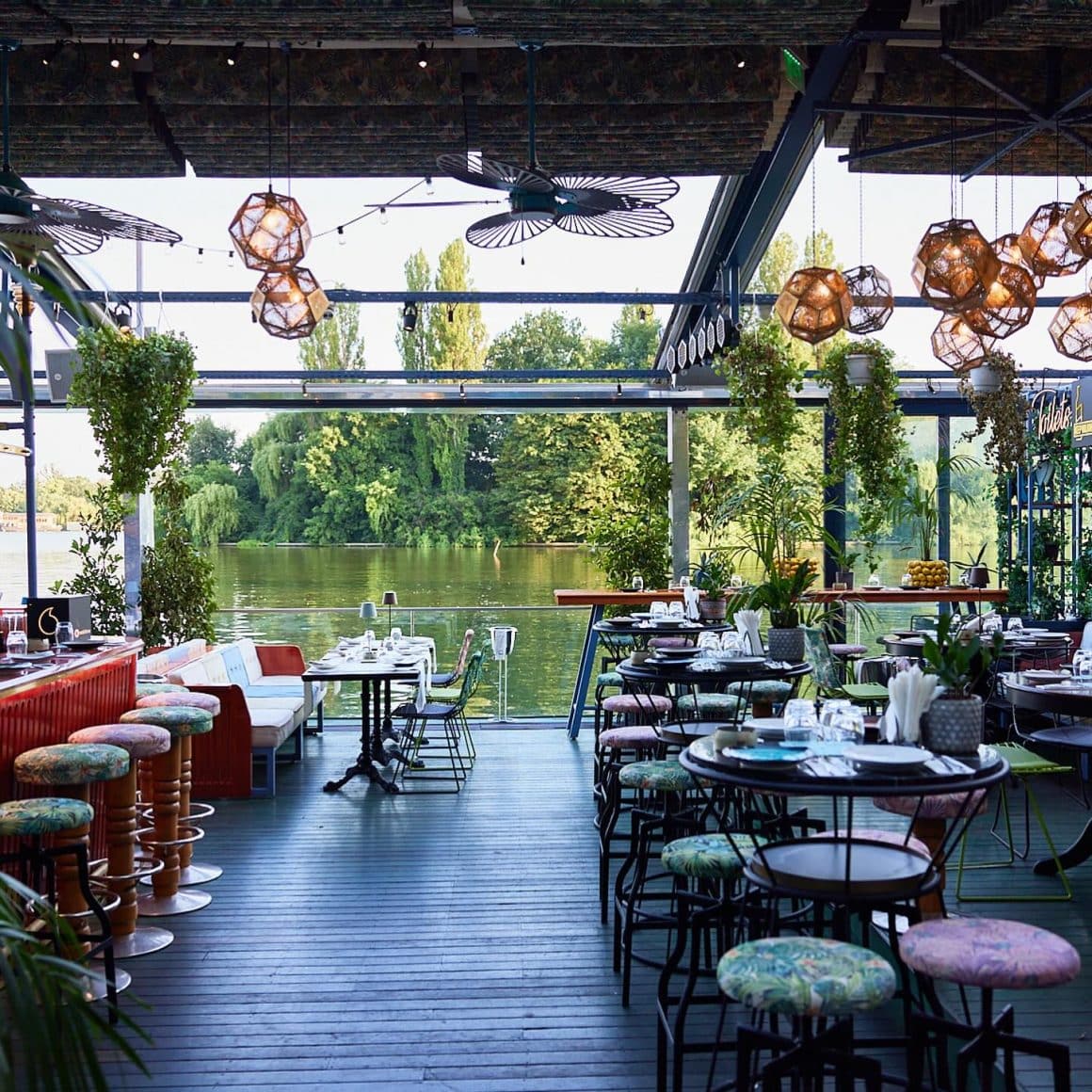 Terasa Fratelli Herăstrău cu vedere directă la lac, mese elegante și atmosferă de vară relaxată