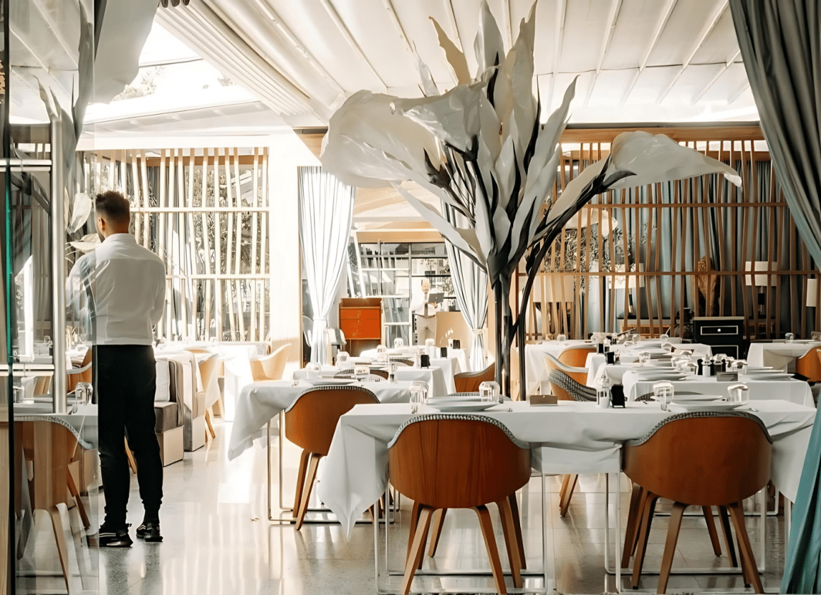 Interior It Cucina Herăstrău, decor elegant cu mese albe și design modern, parte din una dintre cele mai apreciate terase Herăstrău. 