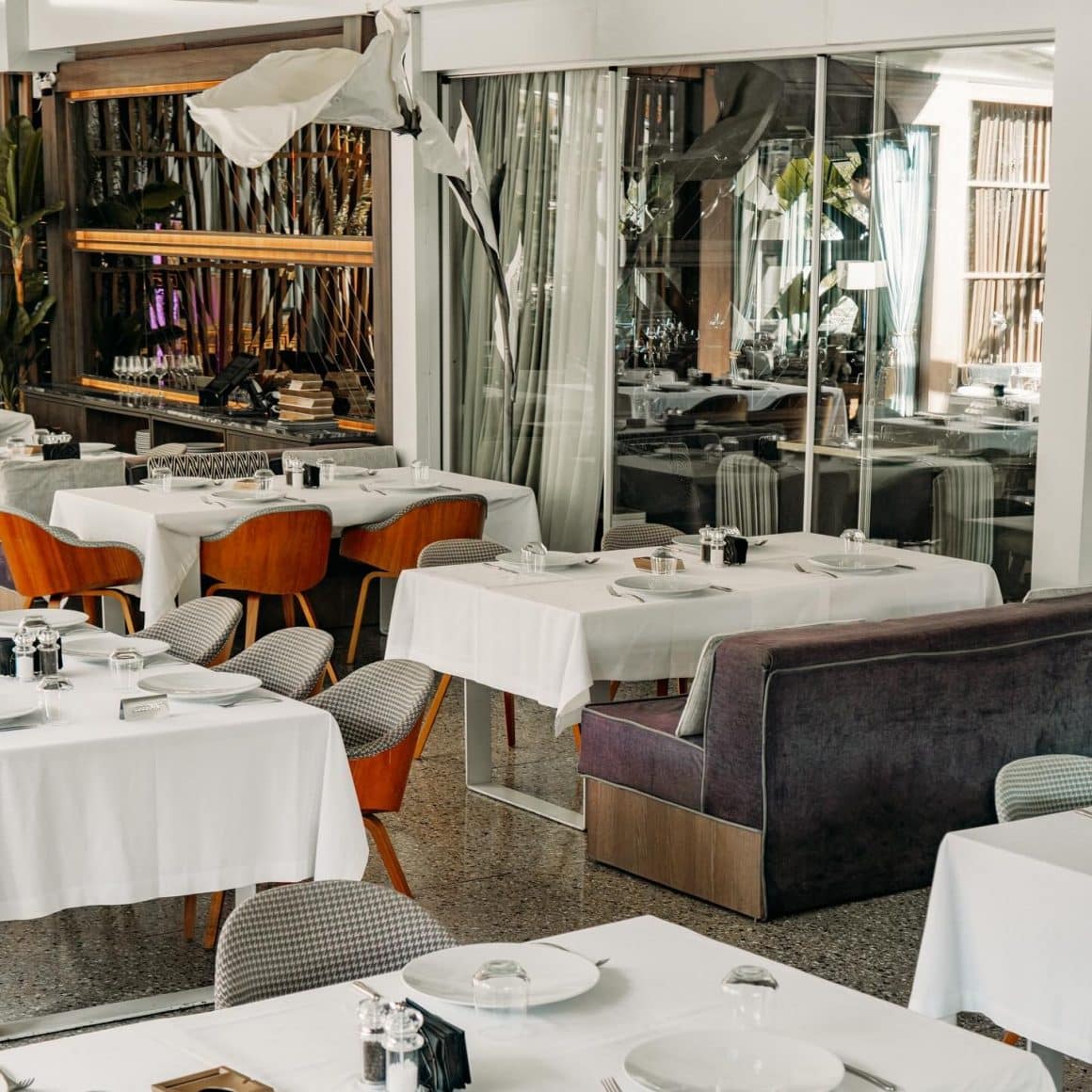 Salon It Cucina Herăstrău cu mese aranjate modern și detalii rafinate, continuare a teraselor elegante din Herăstrău.