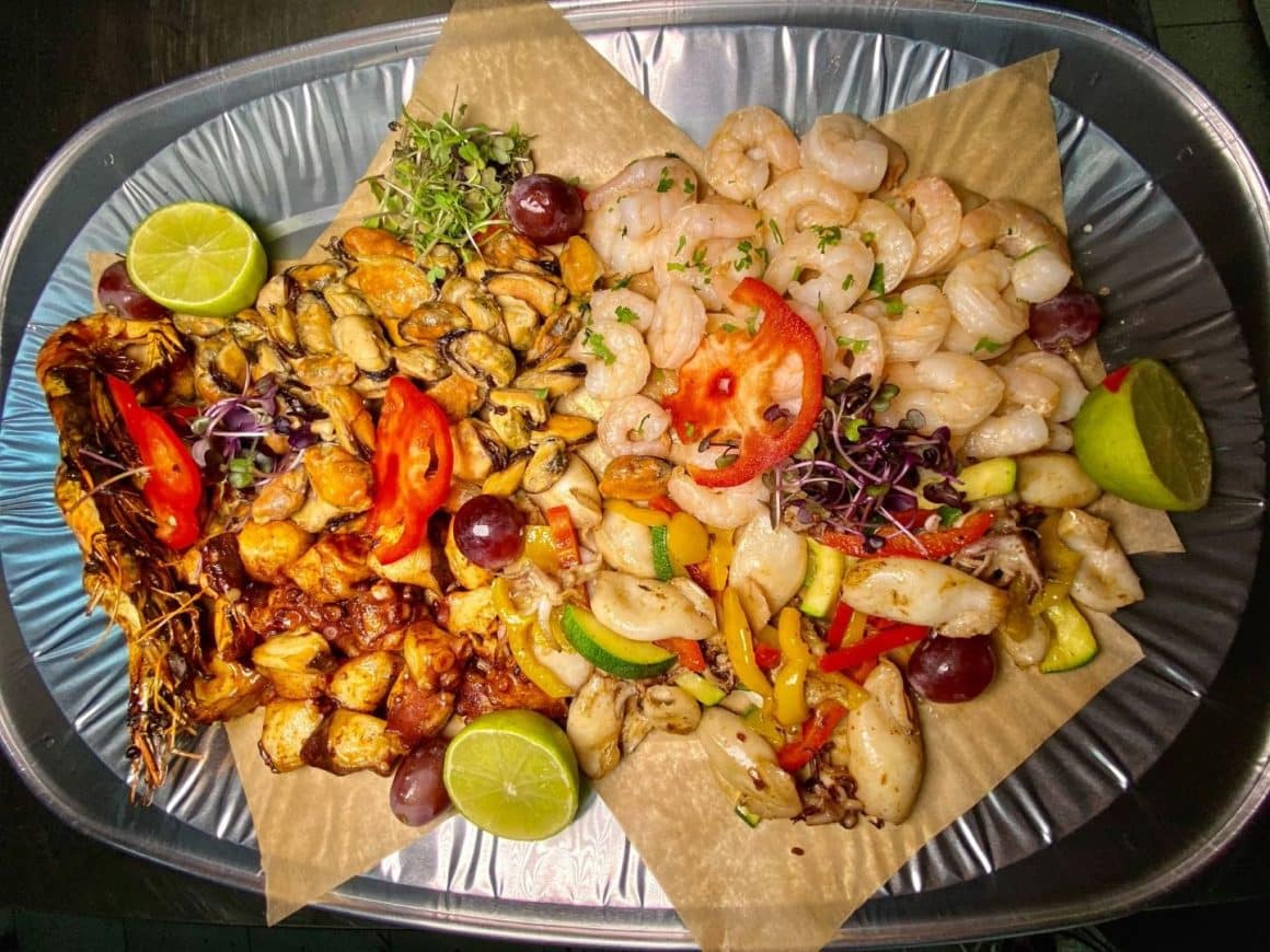 platou mare cu fructe de mare la grătar (caracatiță, calamar, creveți, midii) și legume, de la Victorița Pescărița. Restaurante cu fructe de mare București