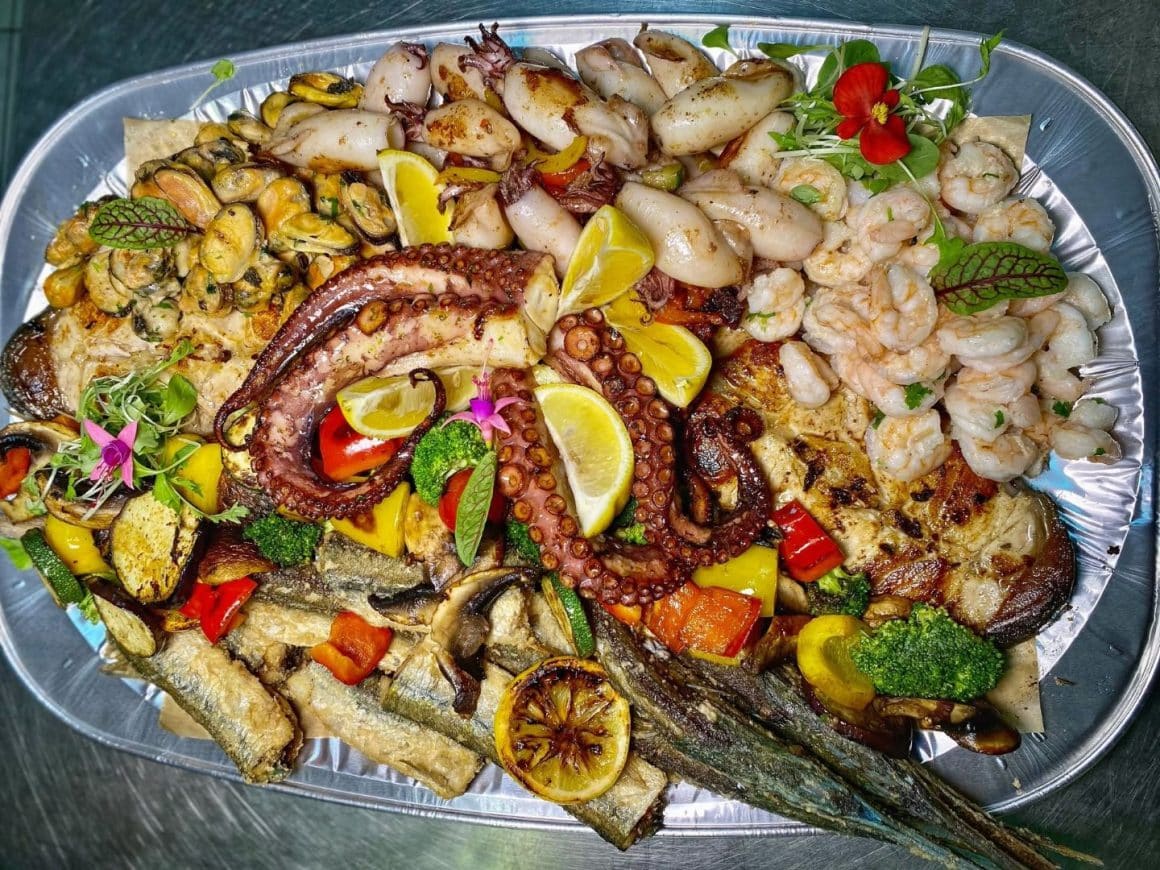 platou mare cu fructe de mare la grătar (caracatiță, calamar, creveți, midii) și legume, de la Victorița Pescărița. Restaurante cu fructe de mare București