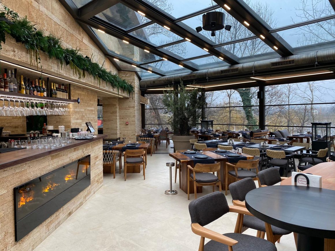 Interior luminos Zaitoone, cu bar modern și tavan de sticlă, parte din una dintre cele mai elegante terase Herăstrău. Restaurant libanez