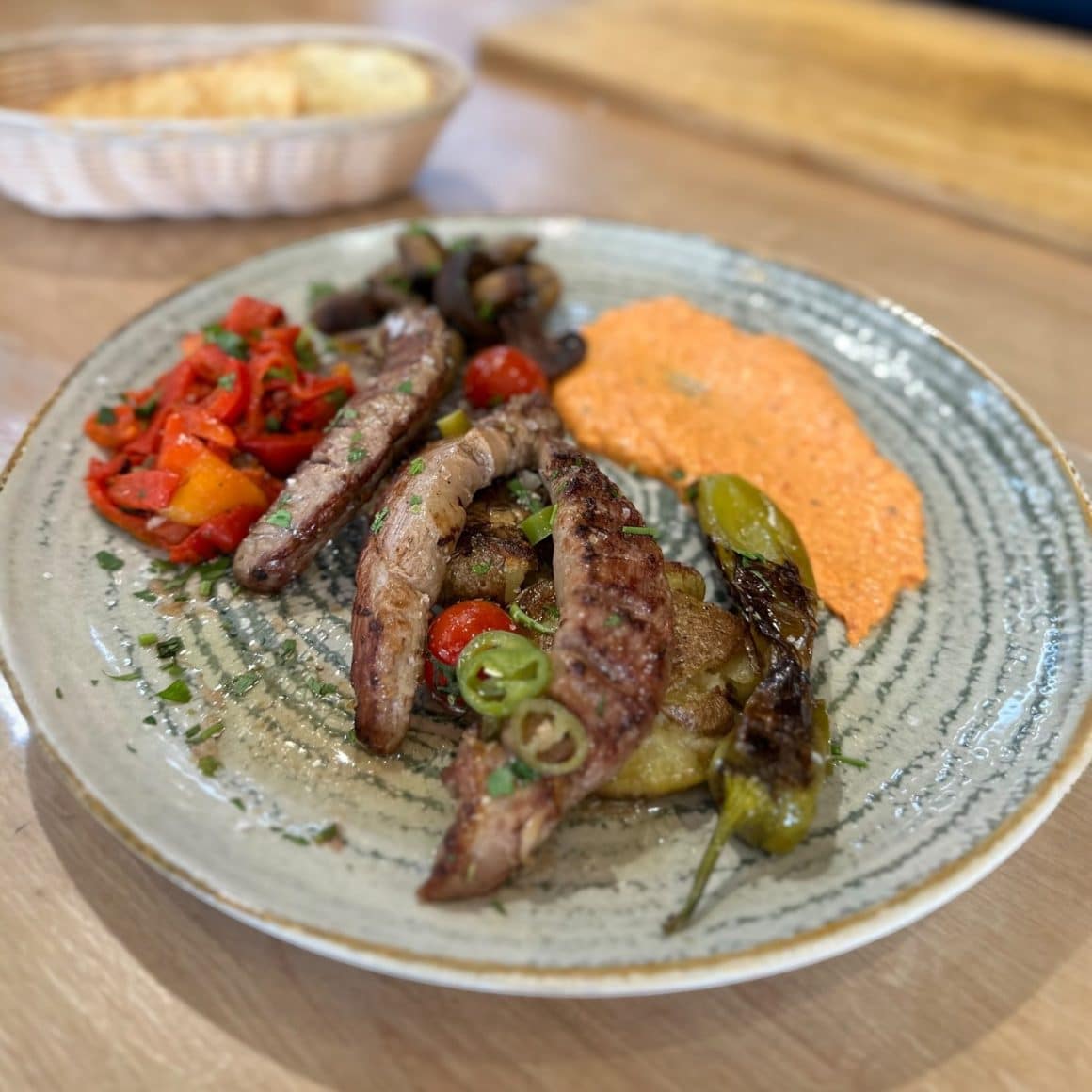 steak turcesc servit cu legume