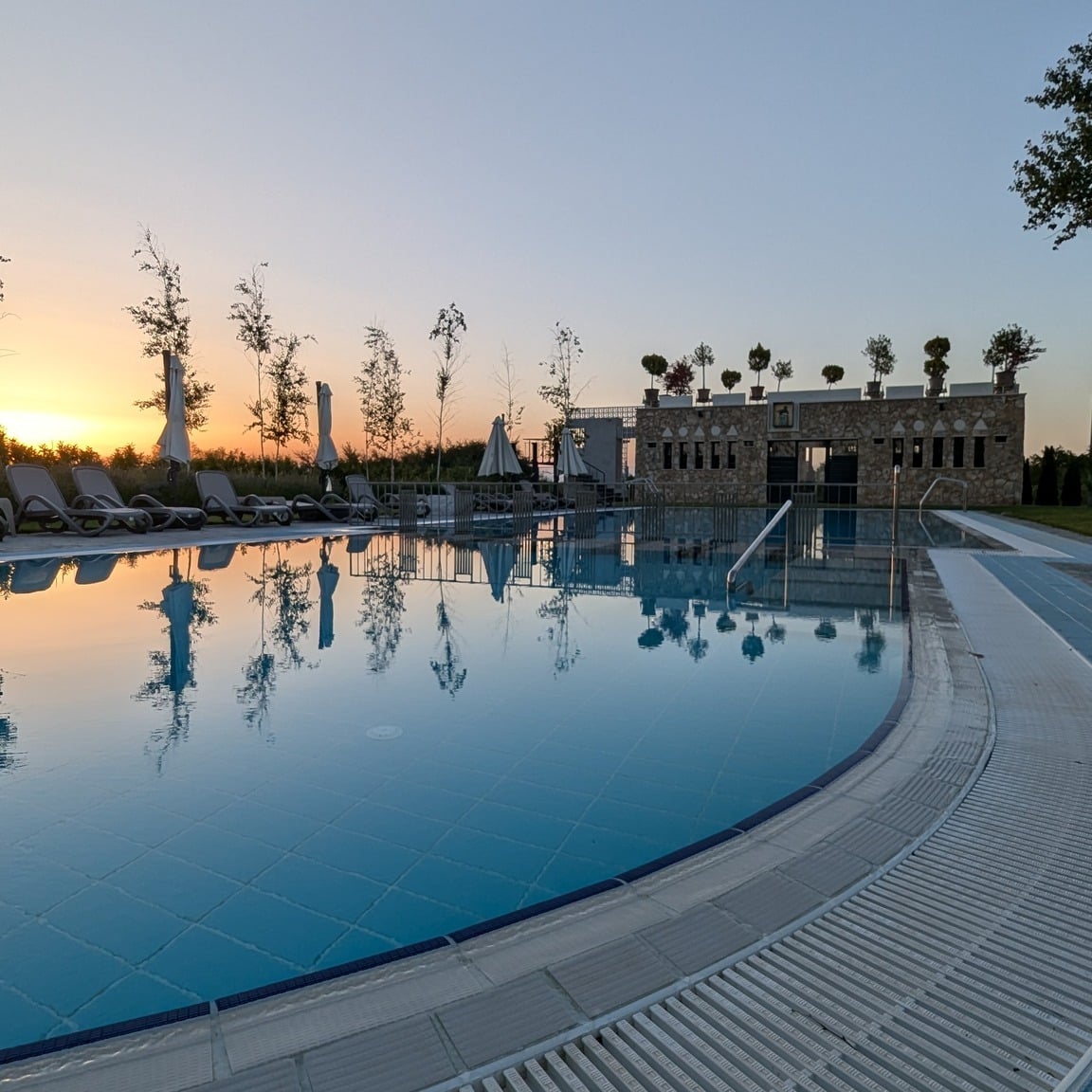 Vila Dobrusca de la Crama Avincis, cu piscina, fotografiata la apus.