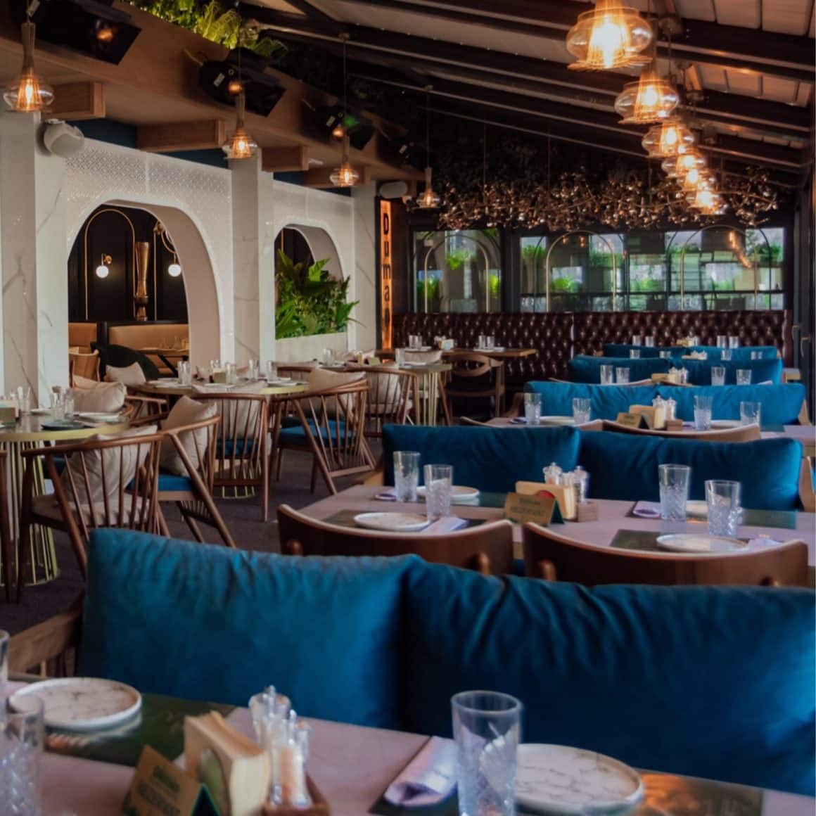 imagine de ansamblu cu interiorul elegant al restaurantului Duman din Herăstrău. Cele mai bune restaurante turcești din București