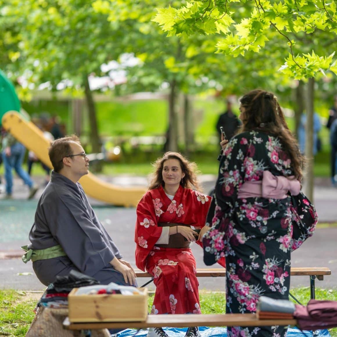 grup de 4 tineri imbracati in costume traditionale japoneze. Asia Fest septembrie 2024. Arena Nationala. evenimentr bucurești