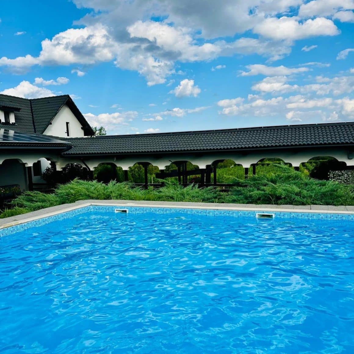 piscina exterioara de la crama Vinalia din România