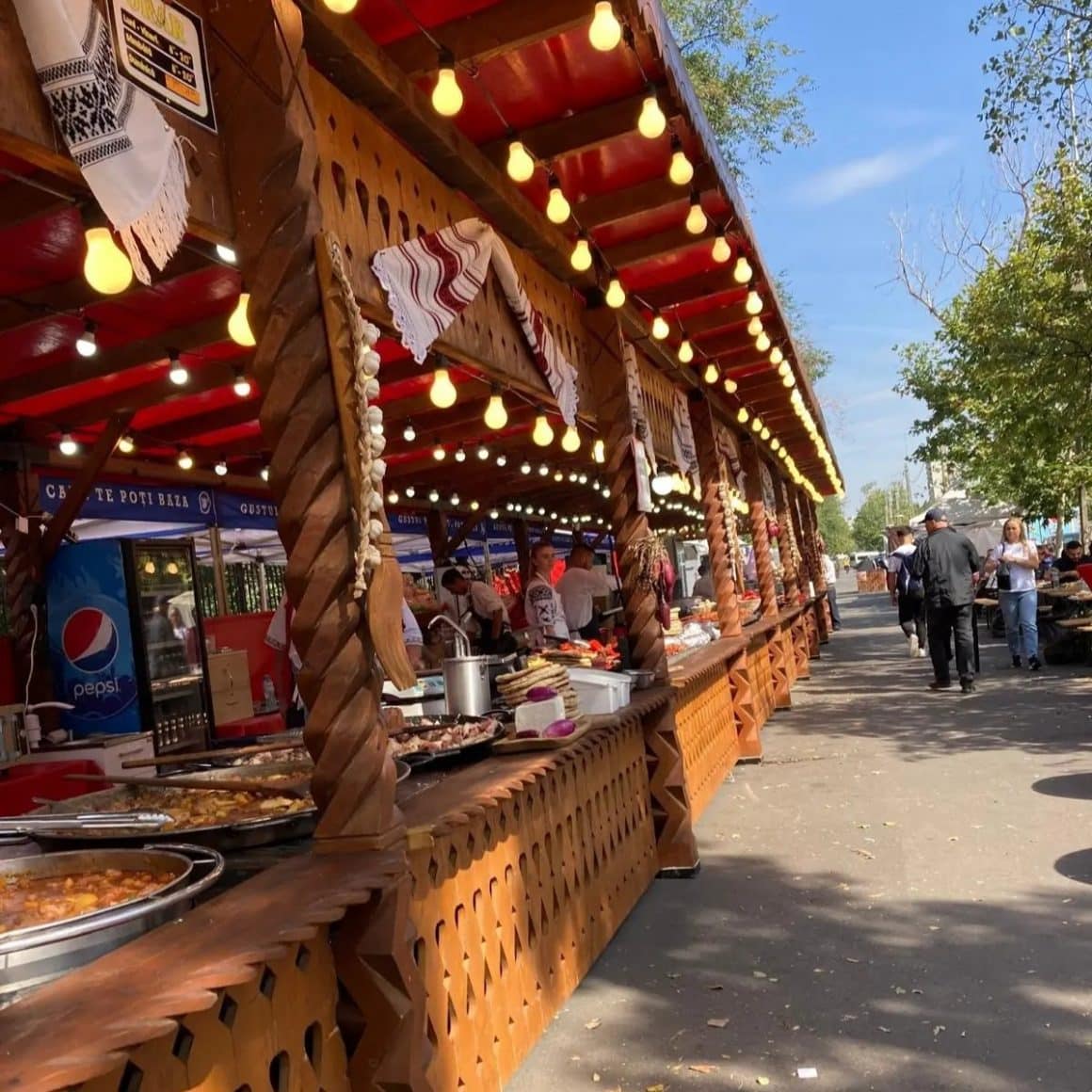 tarabe cu aspect traditional românesc la Festivalul Toamna la ceaun, de pe Bd Basarabiei, Parcul National, Bucuresti. Evenimente in București