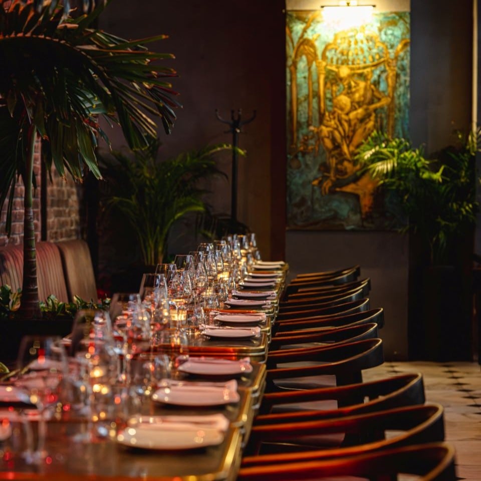 Masă lungă pregătită pentru cină la Turkish Kitchen, restaurant turcesc din București, decor elegant și lumini ambientale.