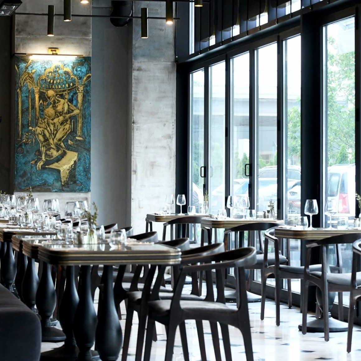 Salon luminos cu mese aranjate la Turkish Kitchen