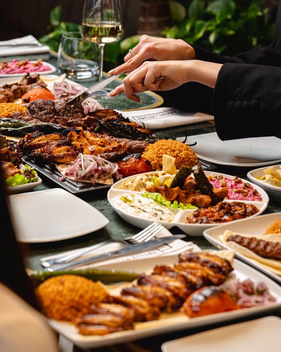 Platou mixt cu kebab, carne la grătar, lipie și bulgur la Turkish Kitchen, unul dintre restaurantele turcești din București.