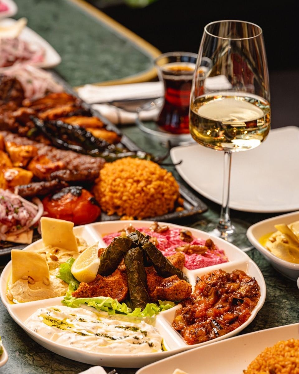 Selecție de mezze turcești cu hummus, dolma și salată de vinete la Turkish Kitchen