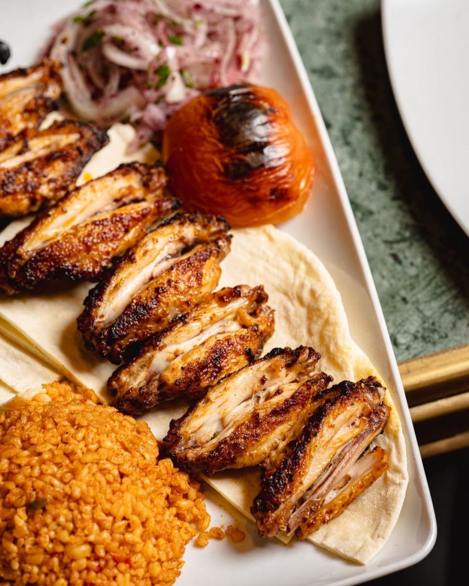 Pui la grătar cu pilaf și lipie servit la Turkish Kitchen, preparat tradițional turcesc