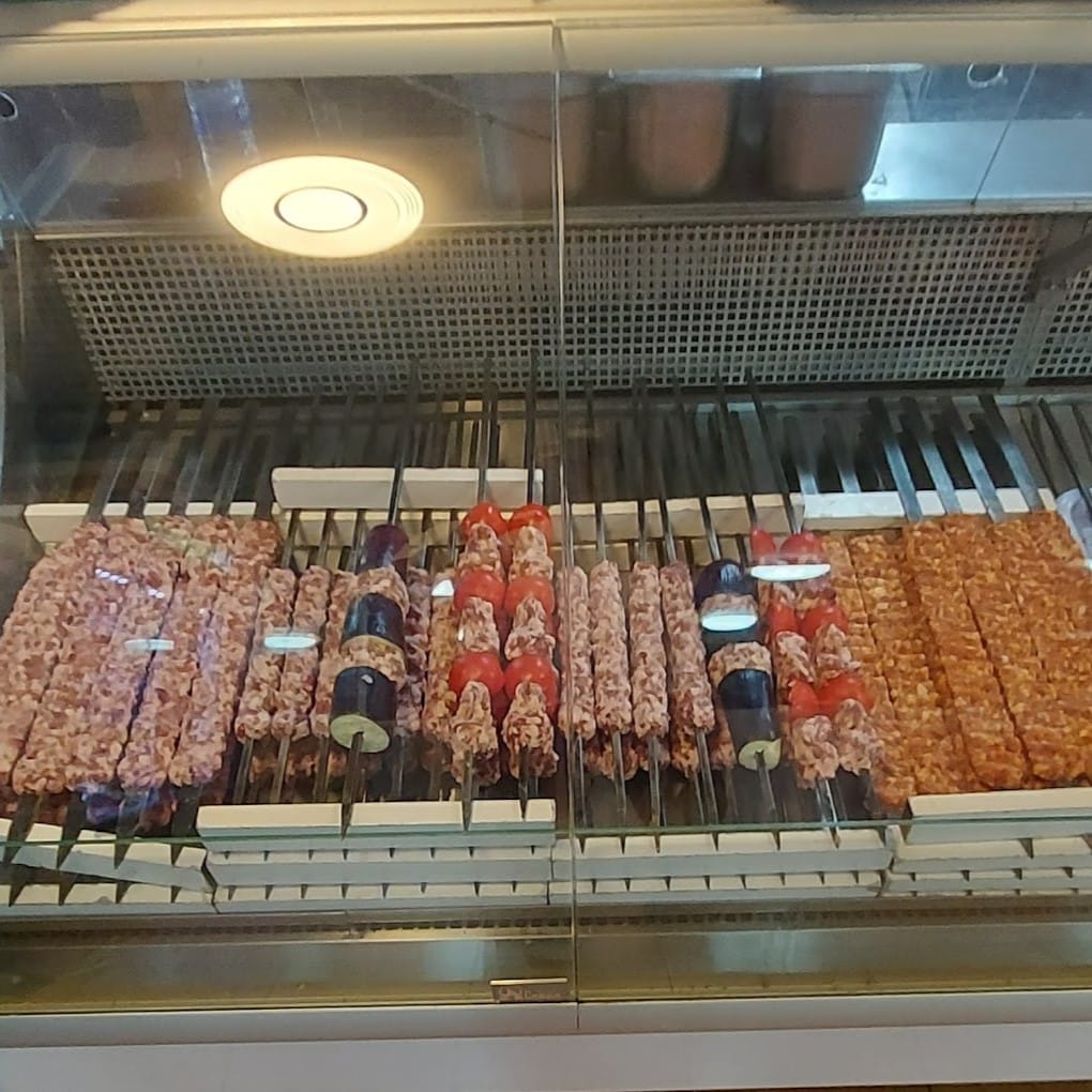 vitrina plina cu frigarui turcesti, adana kebap, sis kebab