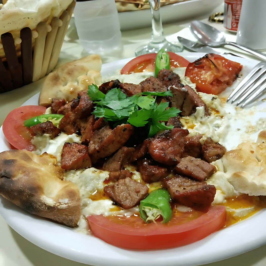 carne de miel la gratar, servita pe pat de pure de vinete