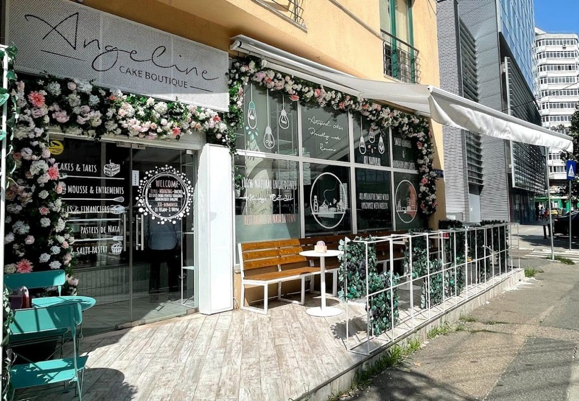 terasa si intrarea la Angeline Cake Boutique Bucuresti, impodobita cu flori