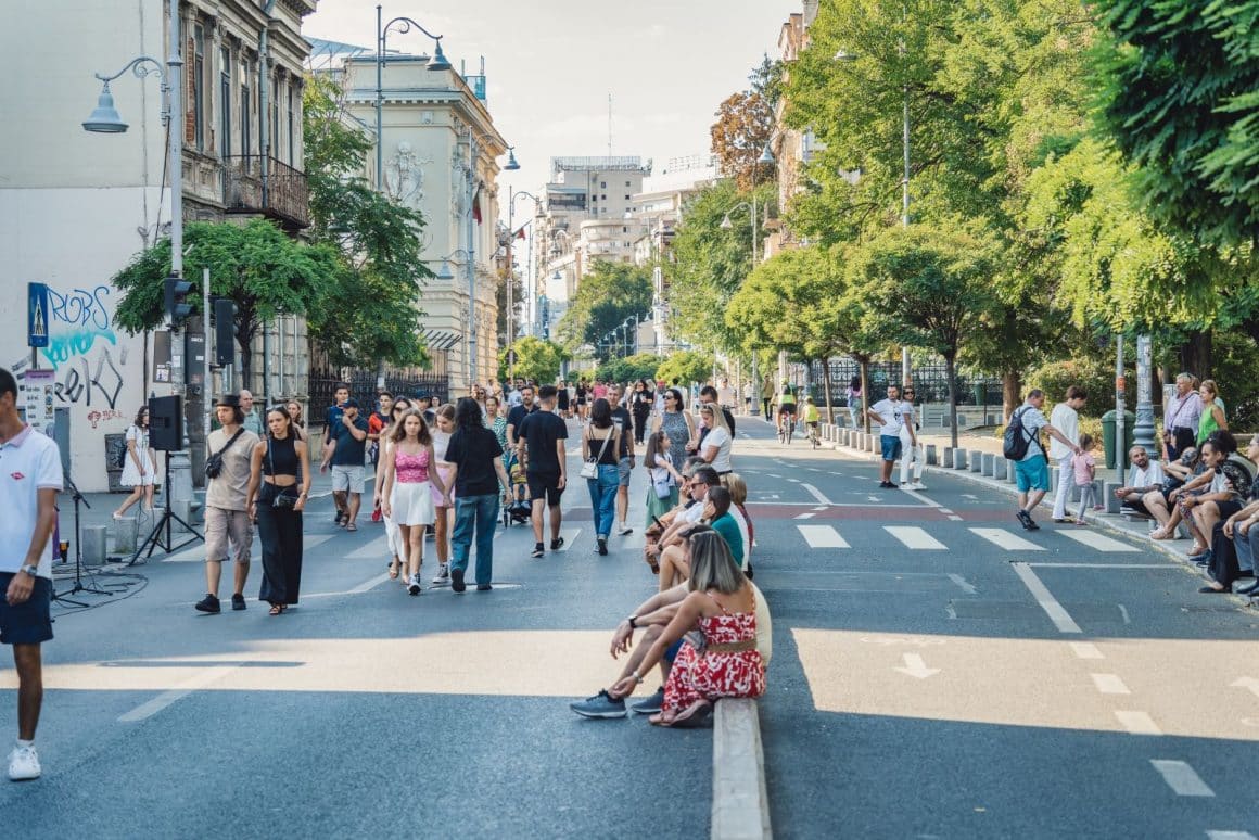 calea Victoriei fotografiata vara, pietenonala, cu mai multi oameni care se oplimba si se relaeaza pe sosea