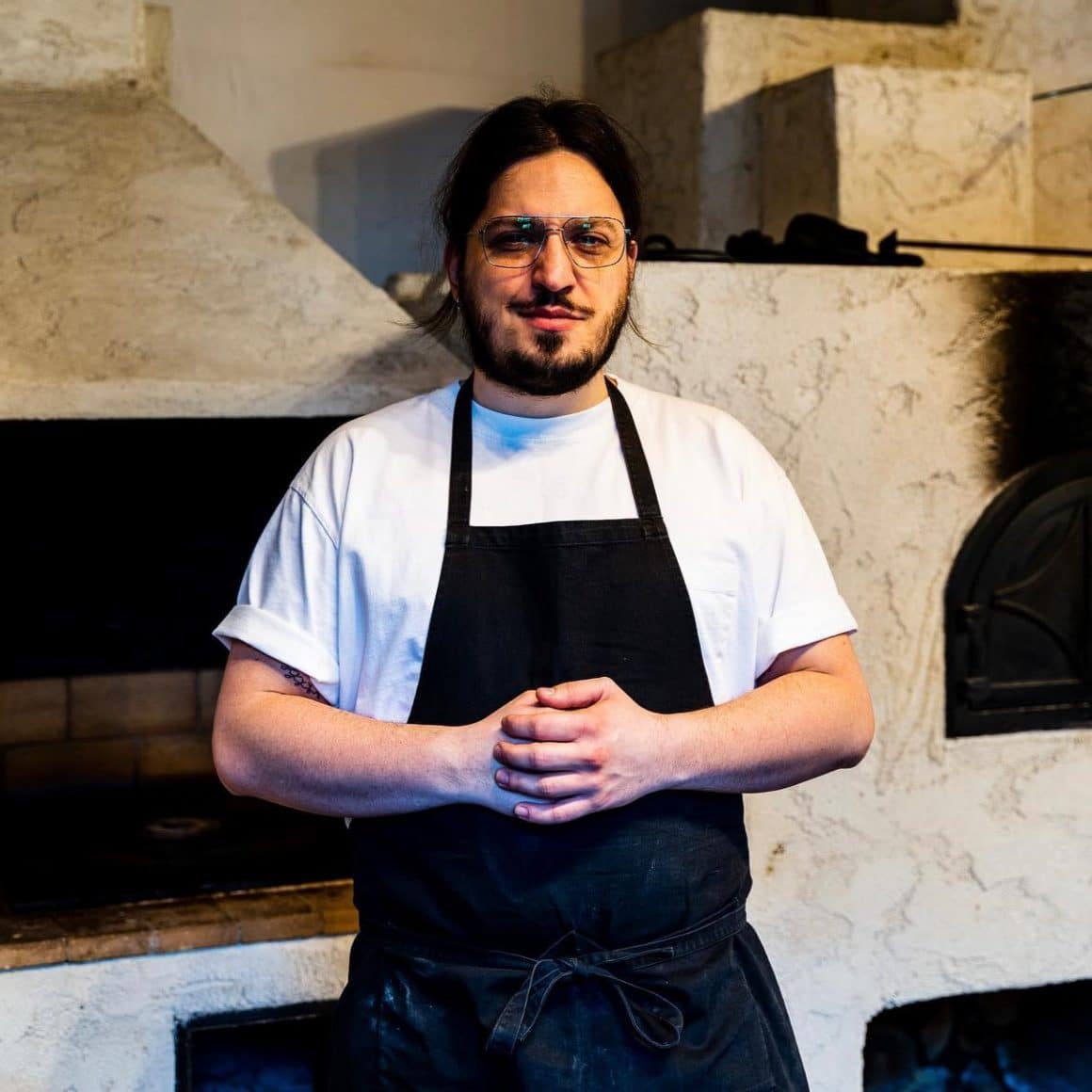 Chef Mihai Iosif Taoder de la restaurant Soro Lume, fotografiat in fata cuptoarelor traditionale din restaurant. Restaurante de fine dining din București