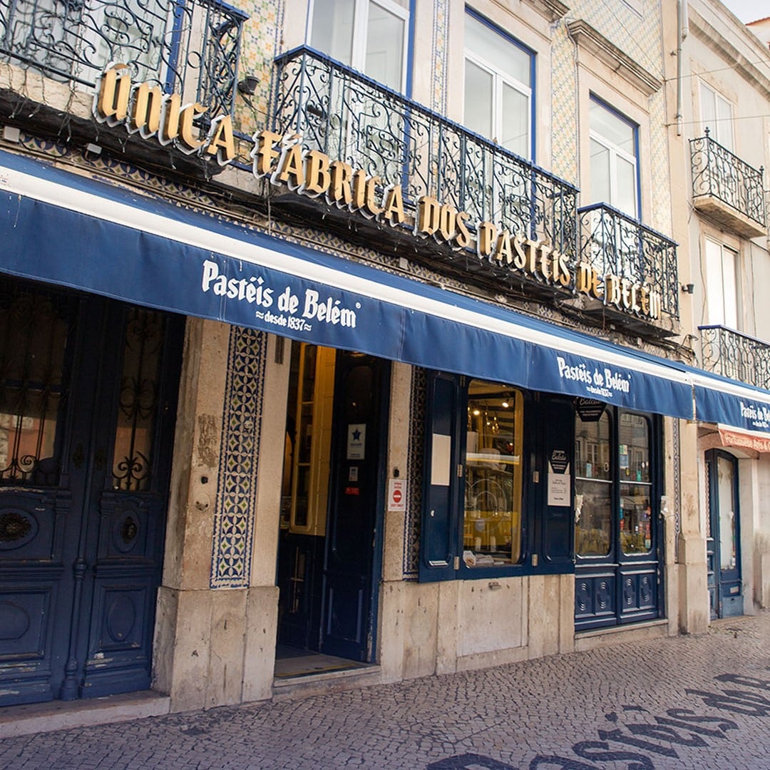 Exteriorul patiseriei Pasteis de Belem din Lisabona, fotografiata din strada