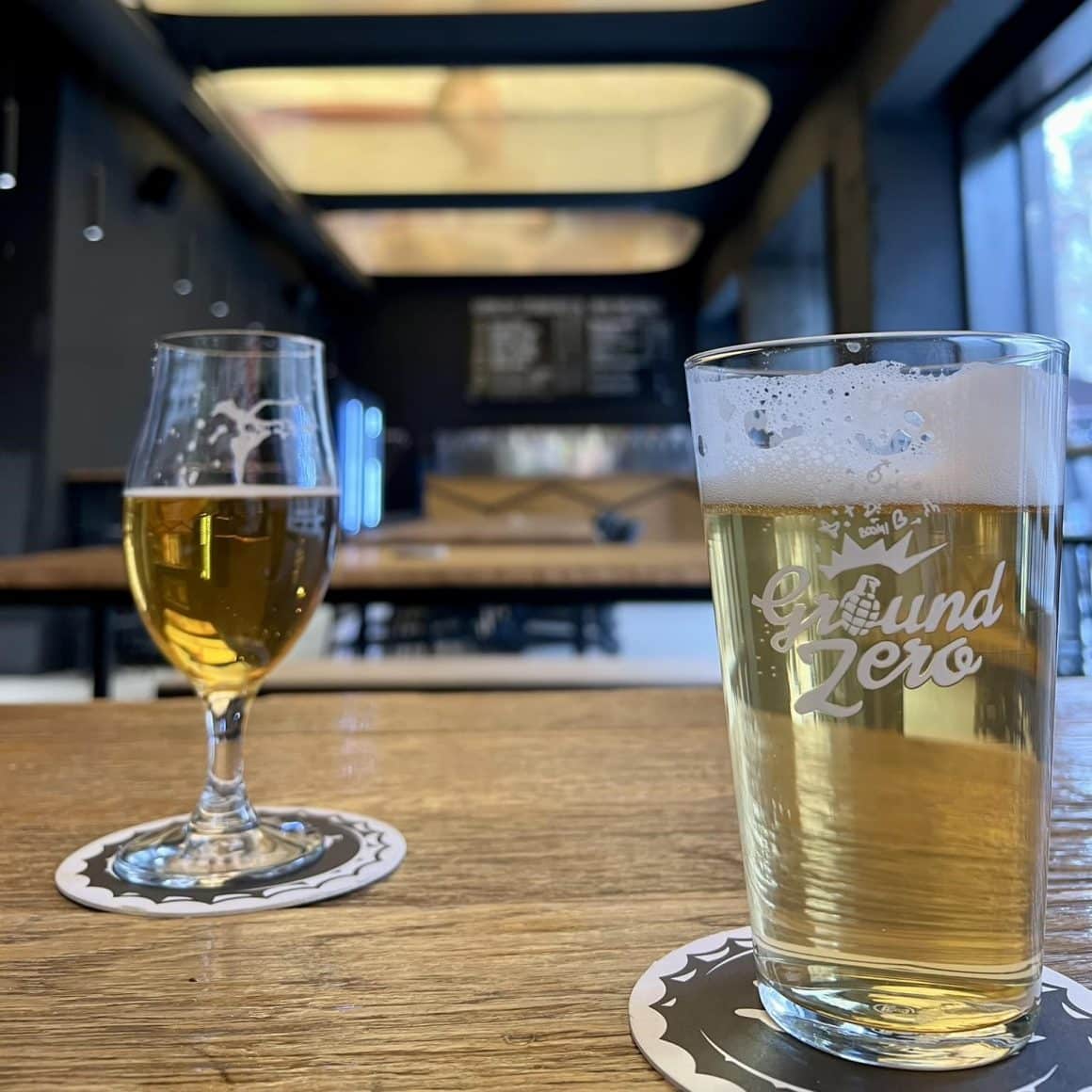 2 pahare de bere blondă, artizanală, de la Ground Zero Beer Taproom București