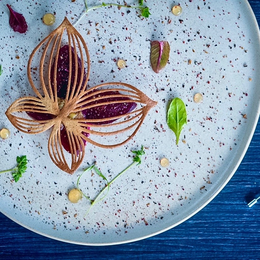 preparat de fine dining de la restaurant L’Atelier Relais & Chateaux din București