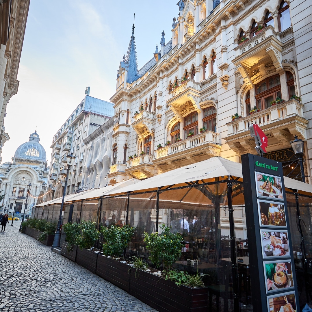 imagine din exterior de la restaurant de Caru' cu bere, una din top berării din București