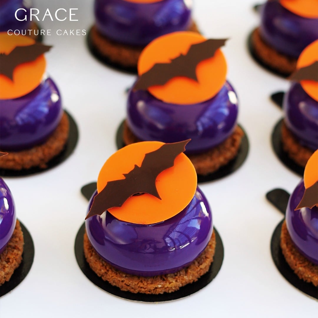 Halloween Moonlight, prăjitură cu Mousse de ciocolata neagra belgiana si insertie cu blat amaretto si crema de vanilie. Dulciuri de Halloween de la Grace Couture Cakes