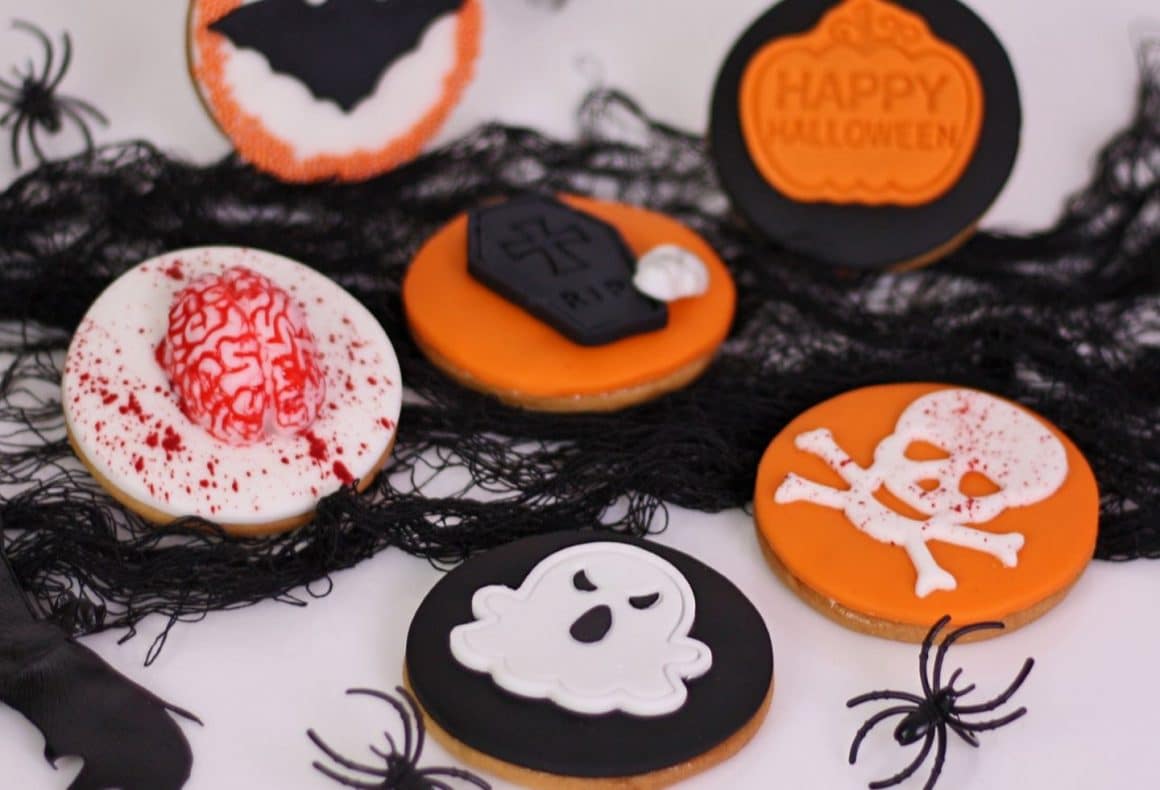 biscuiti cu martipan decorati cu cap de schelet, fantoma, etc. colecția de dulciuri de Halloween de la Cofetăria Armand