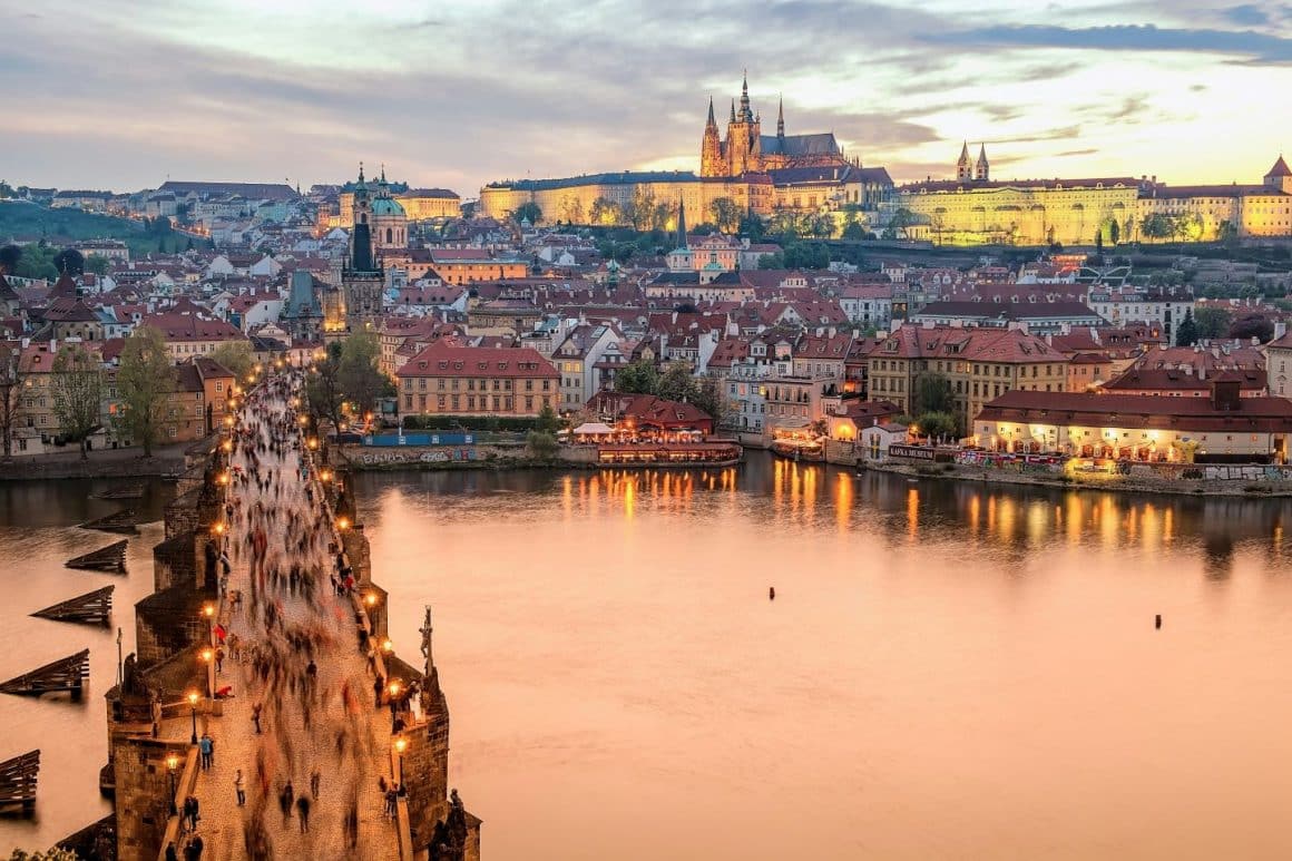 Panorama asupra orașului Praga, fotografiat toamna. Cele mai frumoase destinații de toamnă, capitale europene pentru city break. Ce să vizitezi și unde să mănânci.