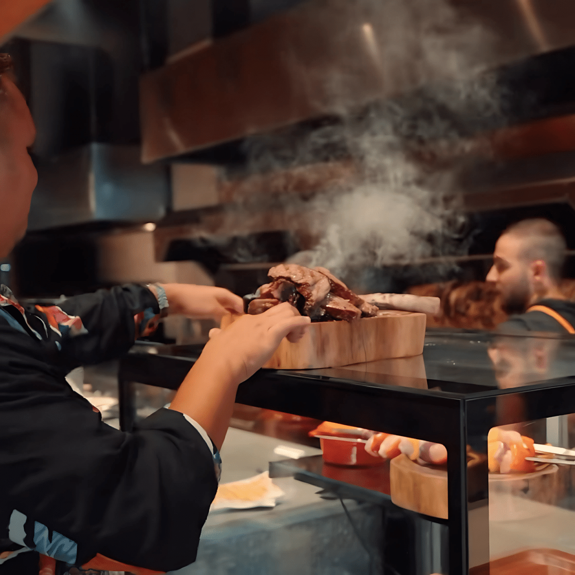 close up cu o portie de carne preparata la smoker. Zmoke București. Restaurante Amzei