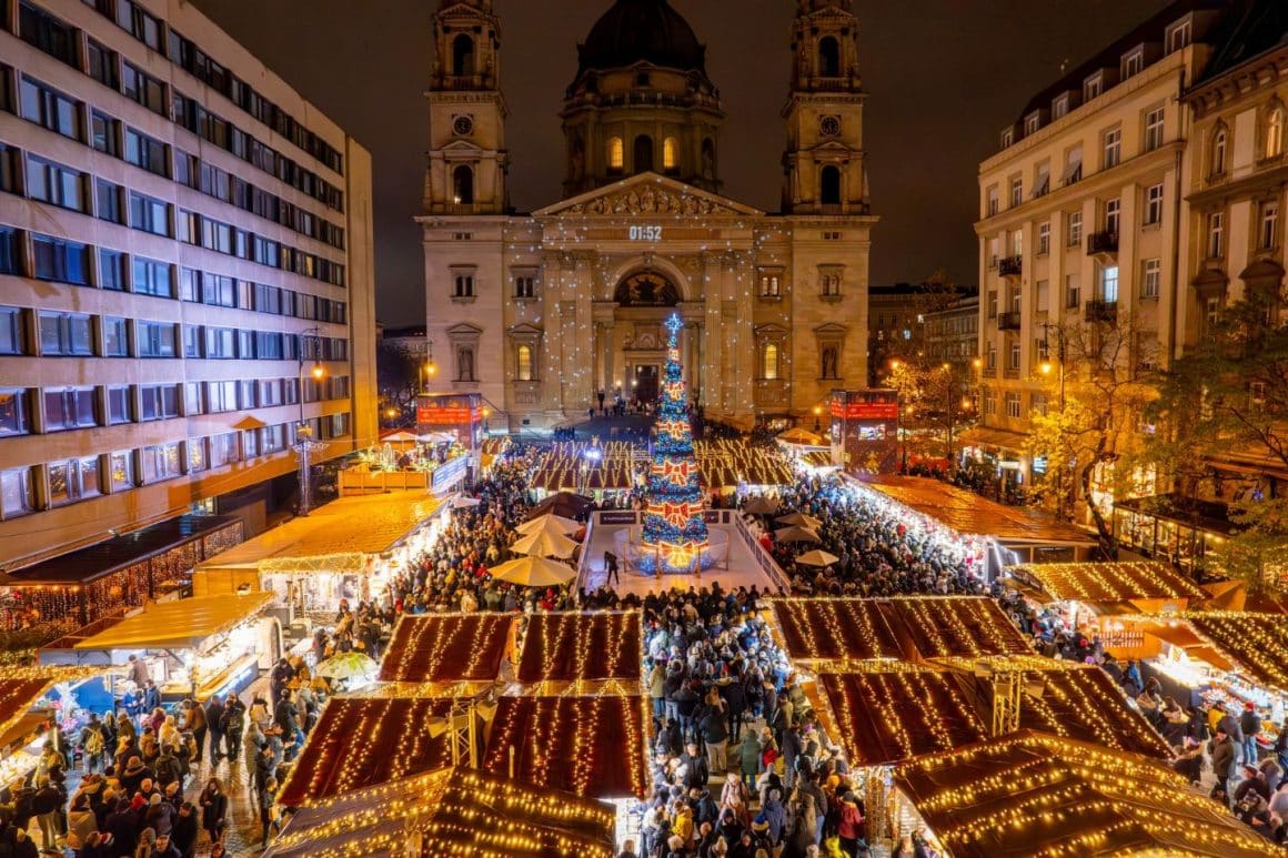 târgul de Crăciun organizat în fața Bazilici din Piața Sf. Stephan din Budapesta. Advent Bazilika. Târguri de Crăciun