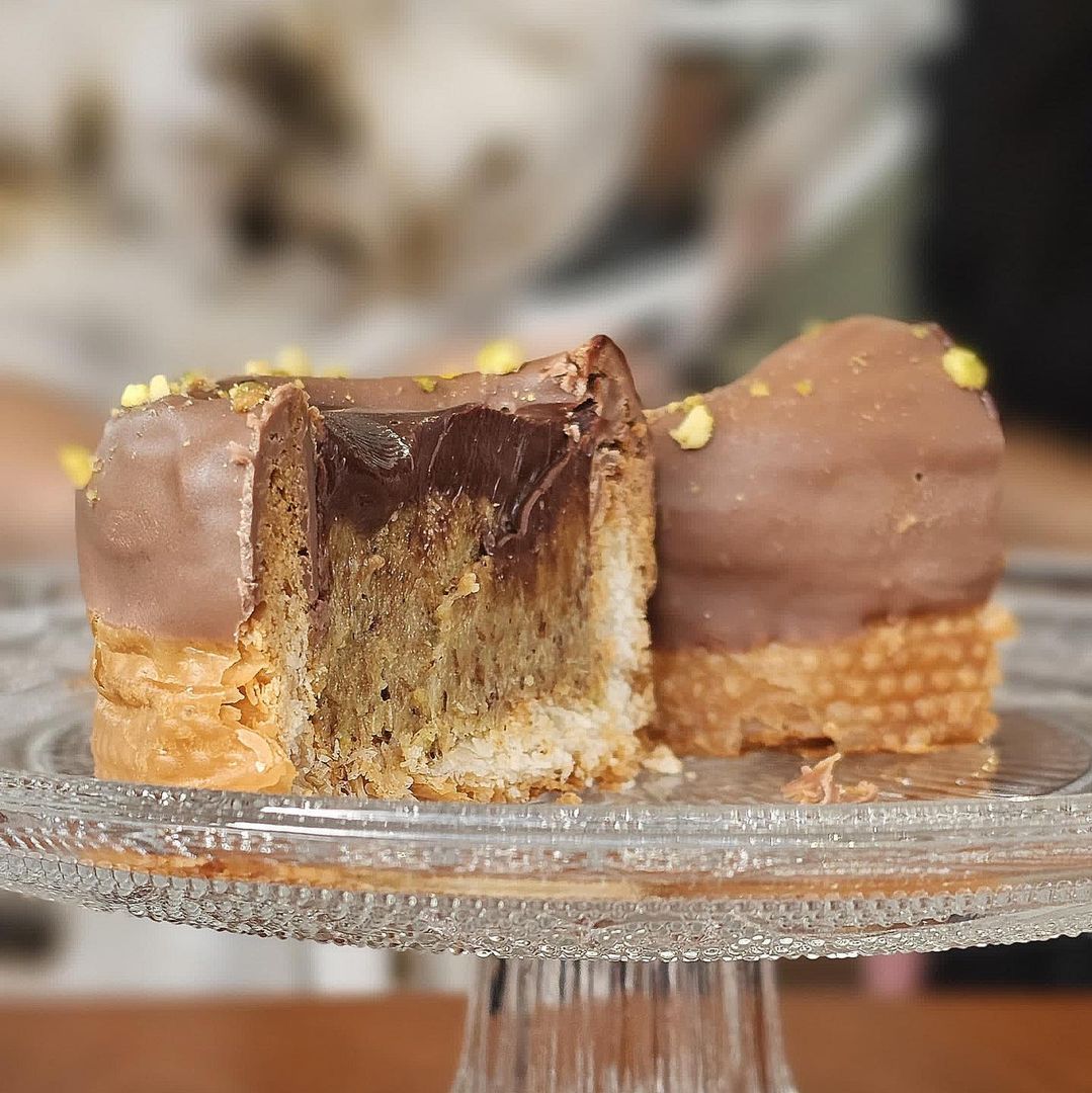 New York Bun Dubai de la Angeline Cake Boutique, un mini coșuleț din foietaj cu unt, umplut cu cataif, pastă de fistic și ganache de ciocolată