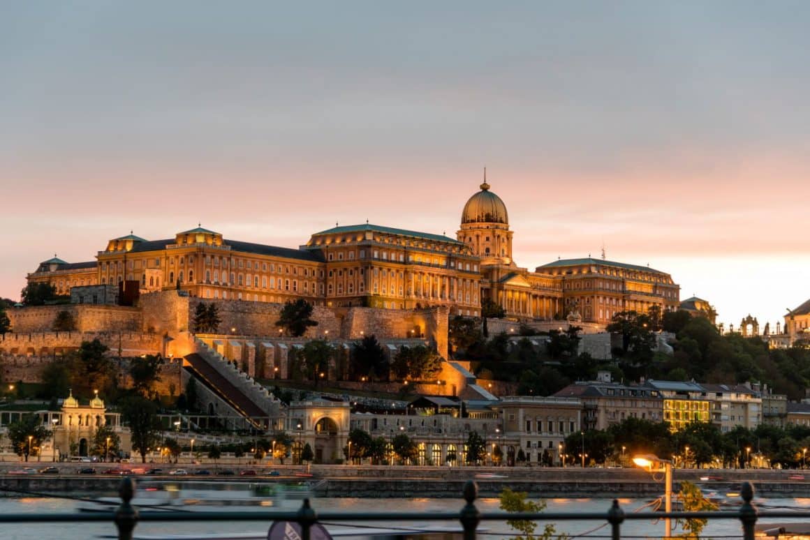 Panorama asupra orașului Budapesta, fotografiat toamna. Cele mai frumoase destinații de toamnă, capitale europene pentru city break. Ce să vizitezi și unde să mănânci.