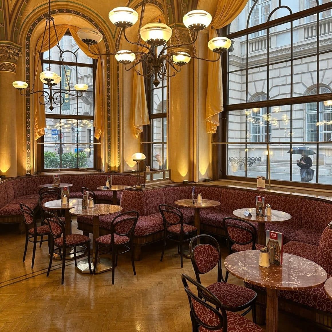 imagine din interiorul cafe Central din Viena