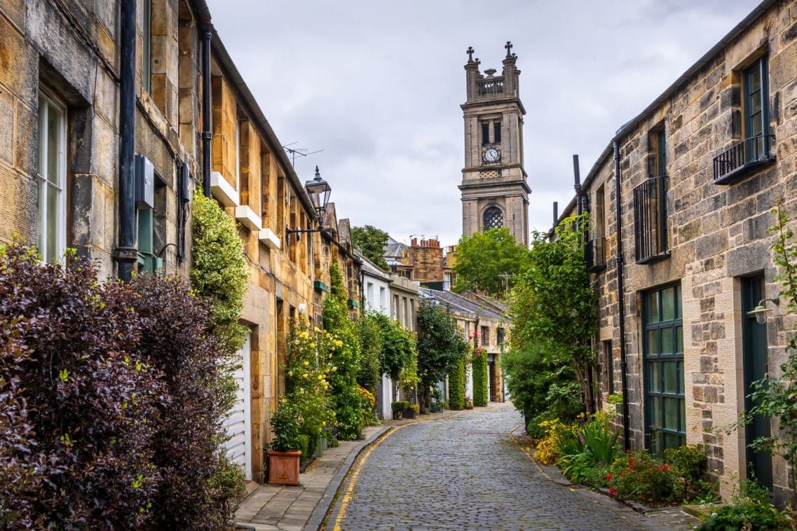 strada ingusta, cu case din piatra si flori, edinburgh. Cele mai frumoase destinații de toamnă. Capitale europene, City Break